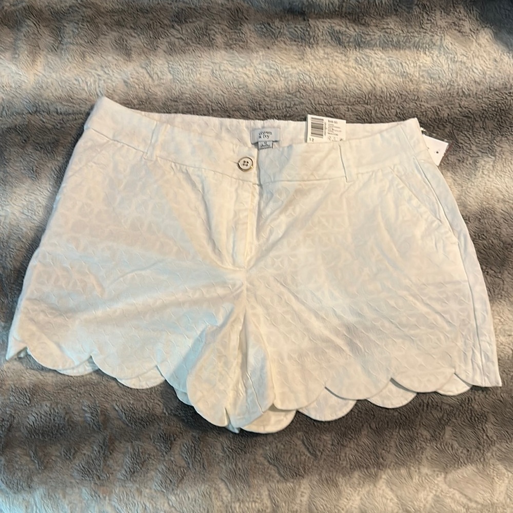 Crown and ivy Shelby 4inch scalloped hem shirt white.  We with tags